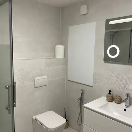 Alexandra Apartment *